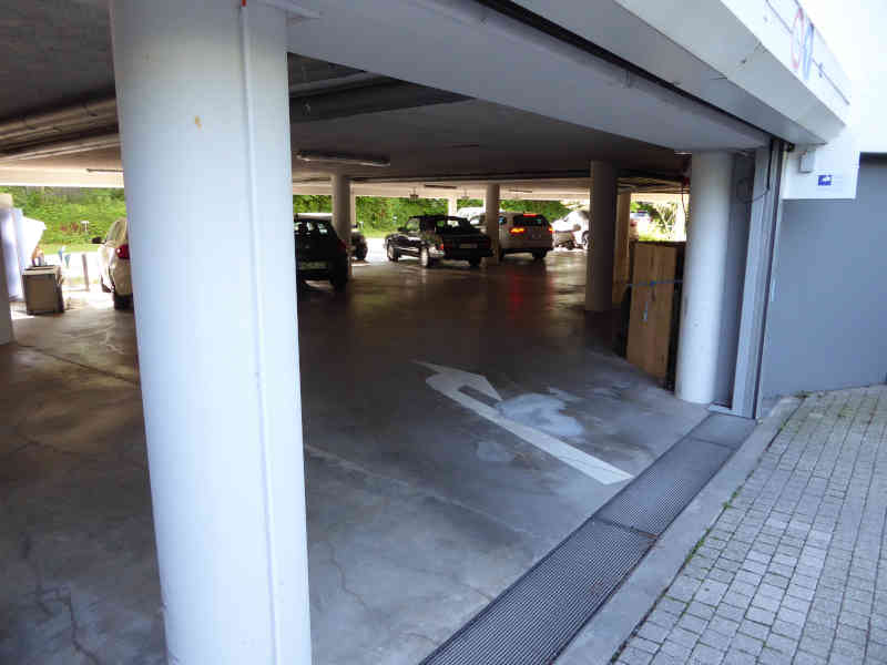 Blick in die Garage. 