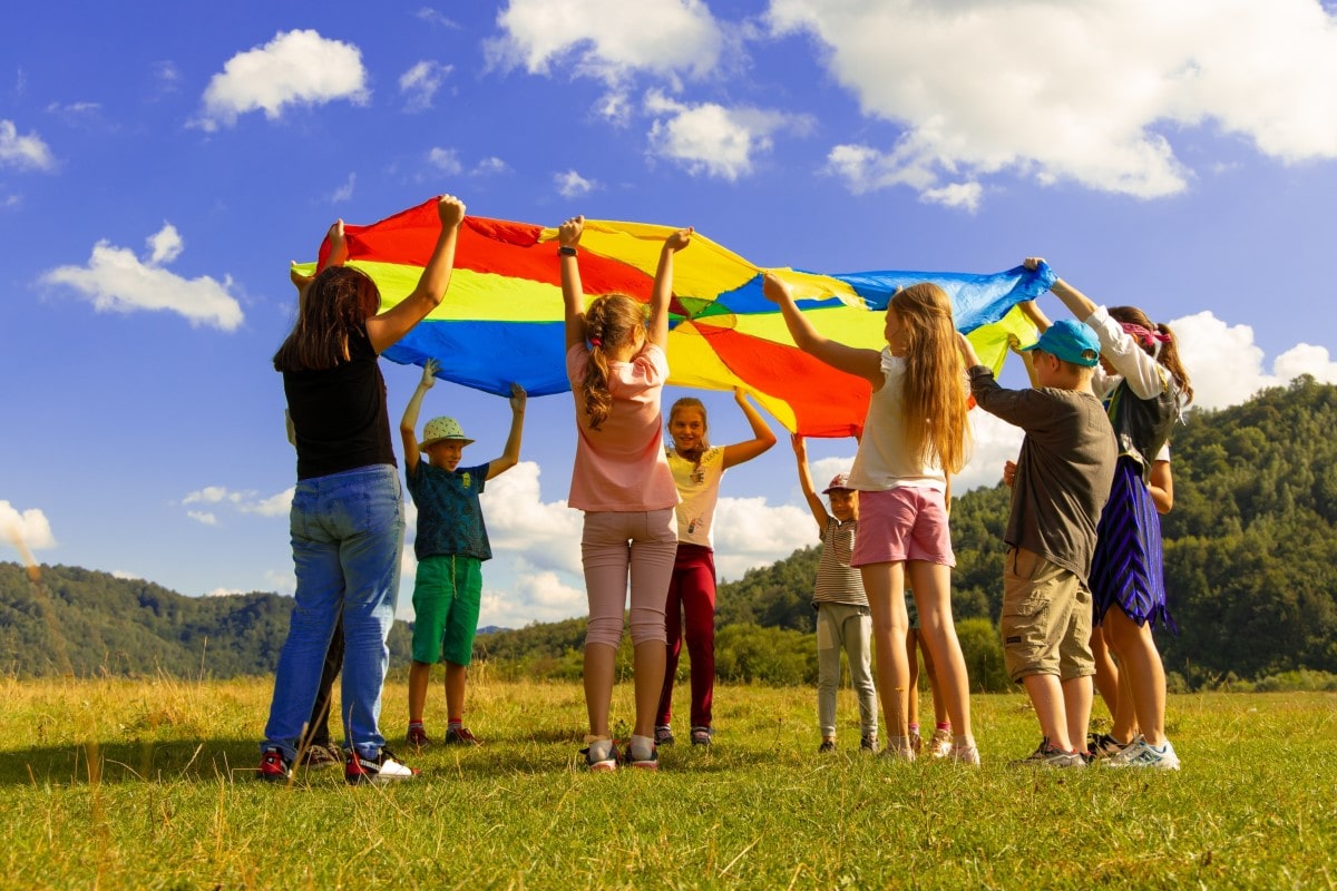 Foto Kinder halten gemeinsam Seidentuch